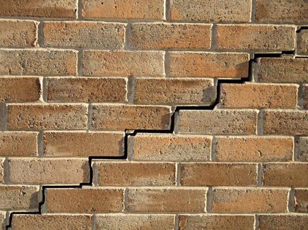 Cracked foundation before repair